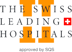 Logo der Swiss Leading Hospitals mit fetten orangefarbenen Buchstaben „H“, schwarzem Text und einem kleinen roten Kreuz. Darunter ist „Approved by SQS“ vermerkt.